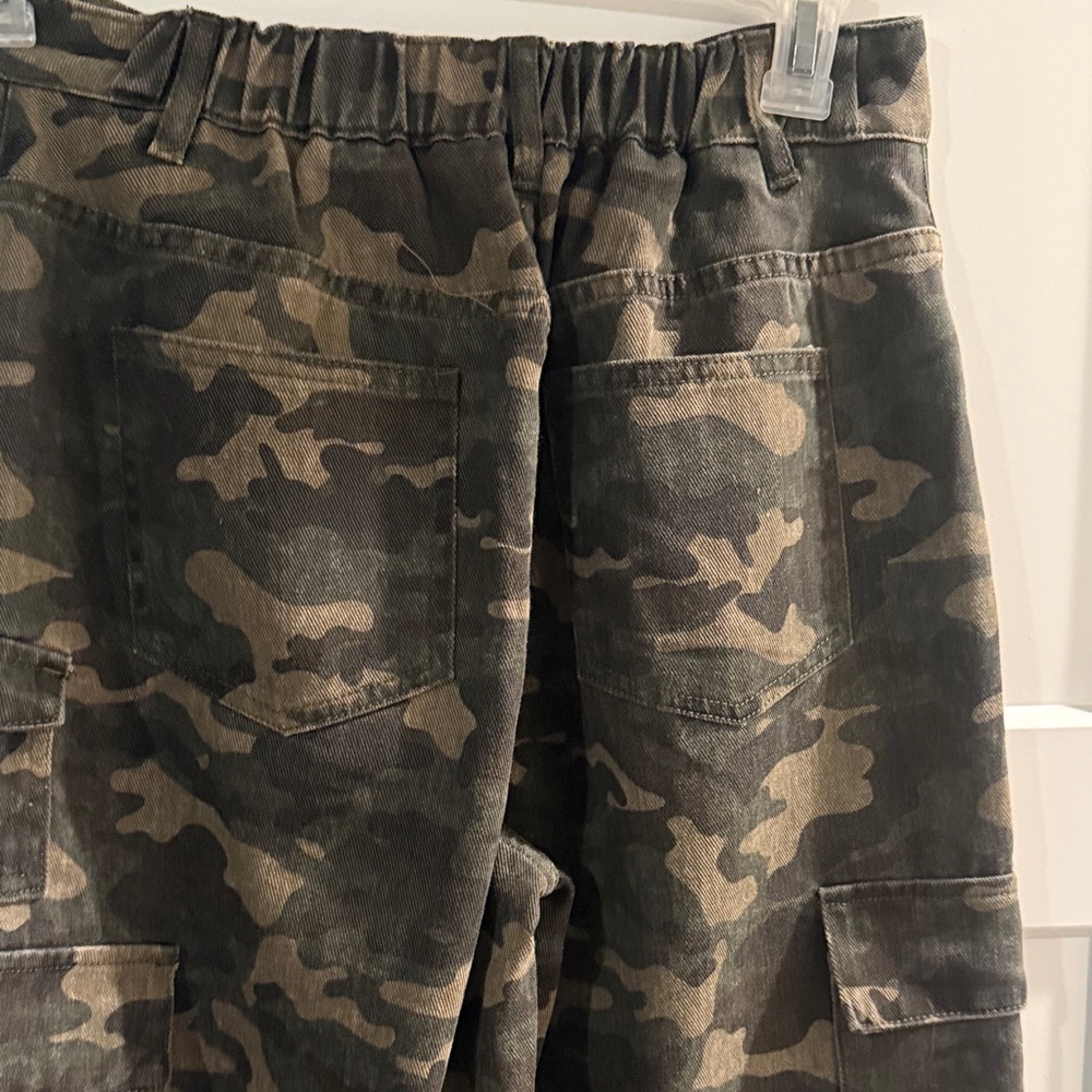 Camo Wide Leg Cargo Jeans - Picture 5 of 8